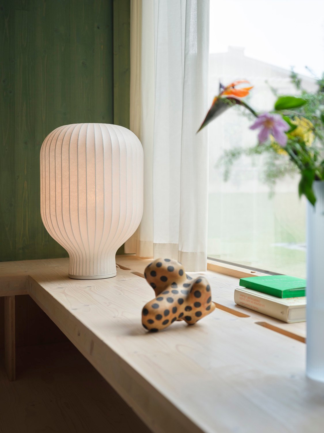 /cdn-cgi/image/width=1500,quality=85,format=auto/globalassets/content-media/images/01.-lifestyle-images/january-25/strand-table-lamp-h-59-low-res.jpg