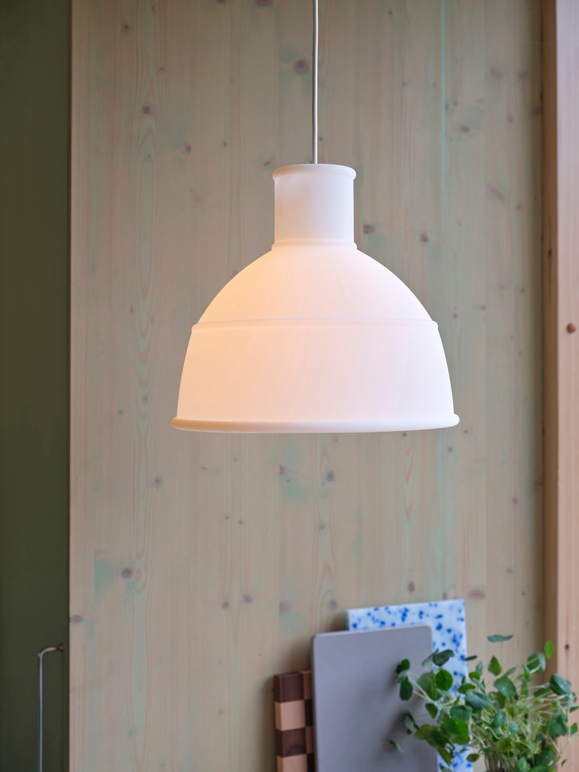 /cdn-cgi/image/width=1500,quality=85,format=auto/globalassets/content-media/images/01.-lifestyle-images/january-25/unfold-pendant-lamp-translucent-white-low-res.jpg