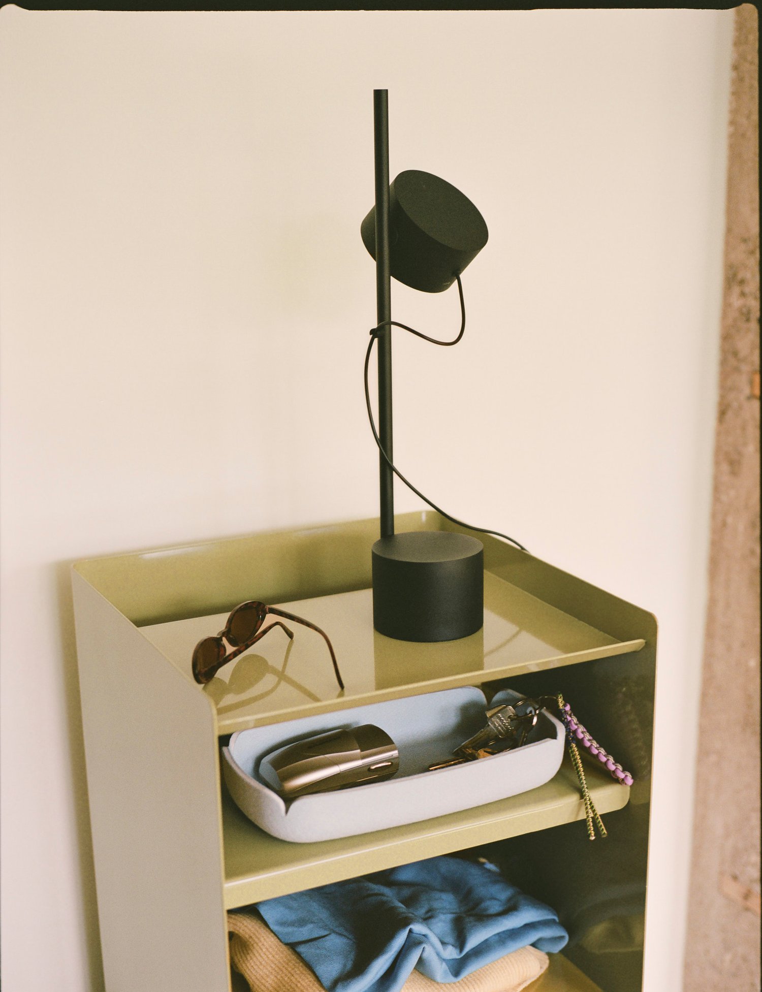 /cdn-cgi/image/width=1500,quality=85,format=auto/globalassets/content-media/images/01.-lifestyle-images/september-26/editorial-folded-trolley-62-dark-beige-green-post-table-lamp-black-restore-tray-light-bluelow-res.jpg