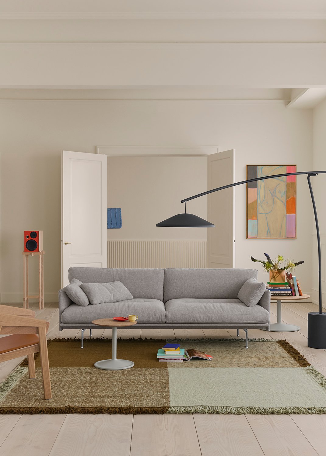 /cdn-cgi/image/width=1500,quality=85,format=auto/globalassets/content-media/images/01.-lifestyle-images/september-26/outline-soft-3-seater-clay-12-polished-alu-contra-floor-lamp-verso-rug-pale-green-warm-brown-soft-low-res.jpg