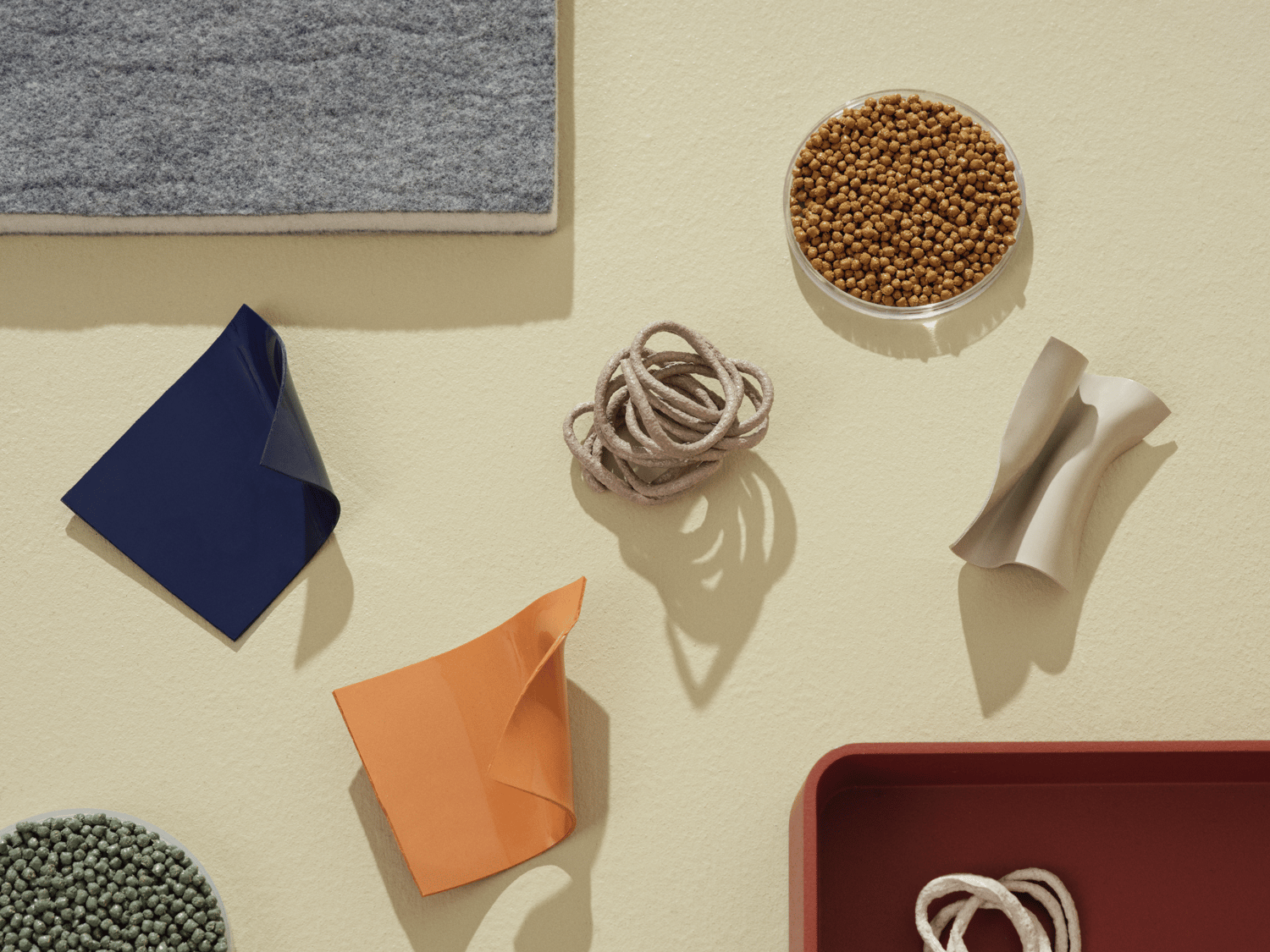 /cdn-cgi/image/width=1500,quality=85,format=auto/globalassets/content-media/images/02.-concept-images/moodboard-recycled-plastic-1-wide-muuto.png