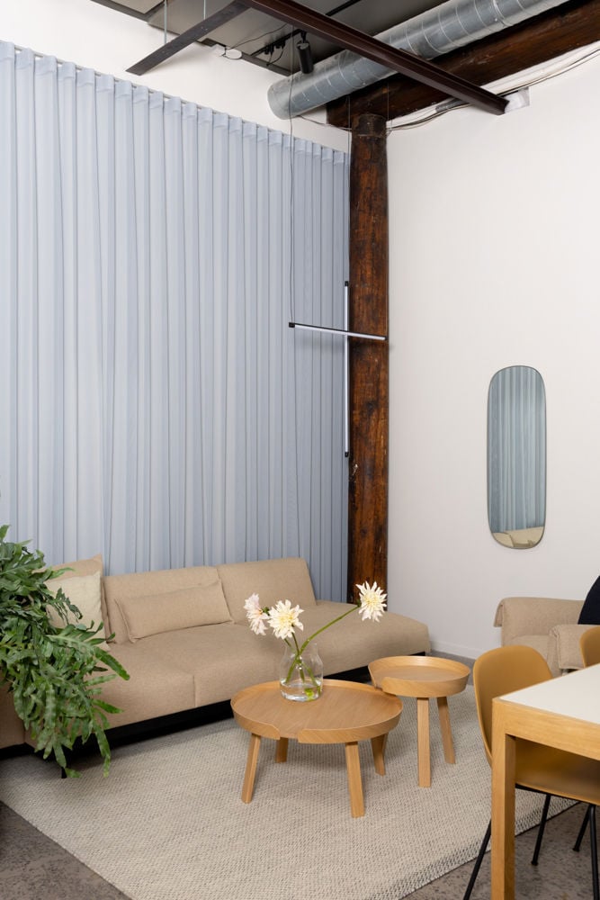 /cdn-cgi/image/width=1500,quality=85,format=auto/globalassets/content-media/images/about/auckland/in-situ-modular-sofa-around-coffee-table-auckland-store-muuto.jpg