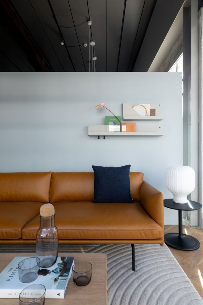 /cdn-cgi/image/width=1500,quality=85,format=auto/globalassets/content-media/images/about/auckland/outline-sofa-relevo-rug-auckland-store-muuto.jpg