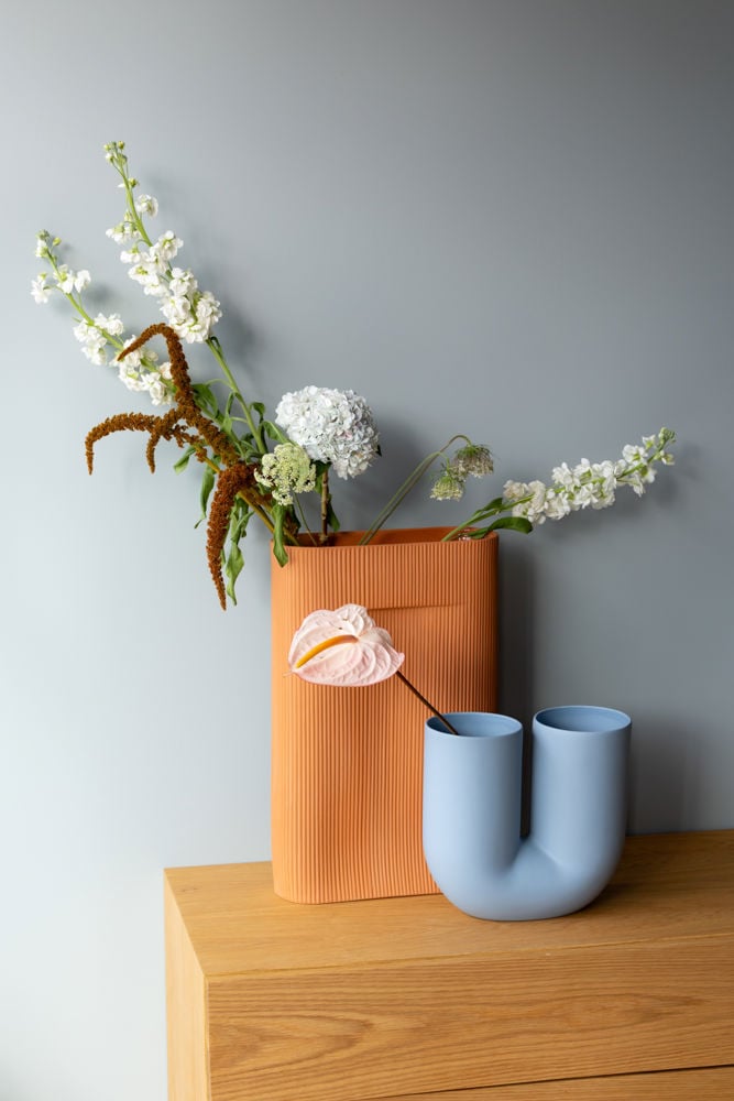/cdn-cgi/image/width=1500,quality=85,format=auto/globalassets/content-media/images/about/auckland/ridge-vase-kink-vase-auckland-store-muuto.jpg