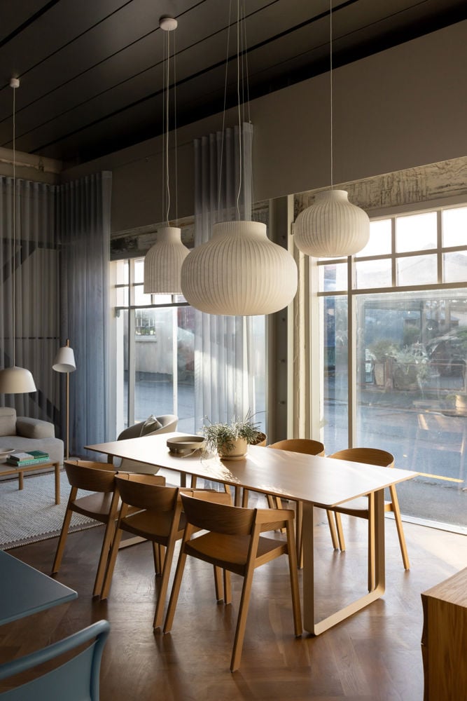 /cdn-cgi/image/width=1500,quality=85,format=auto/globalassets/content-media/images/about/auckland/strand-pendant-lamp-cover-armchair-7070-table-auckland-store-muuto.jpg
