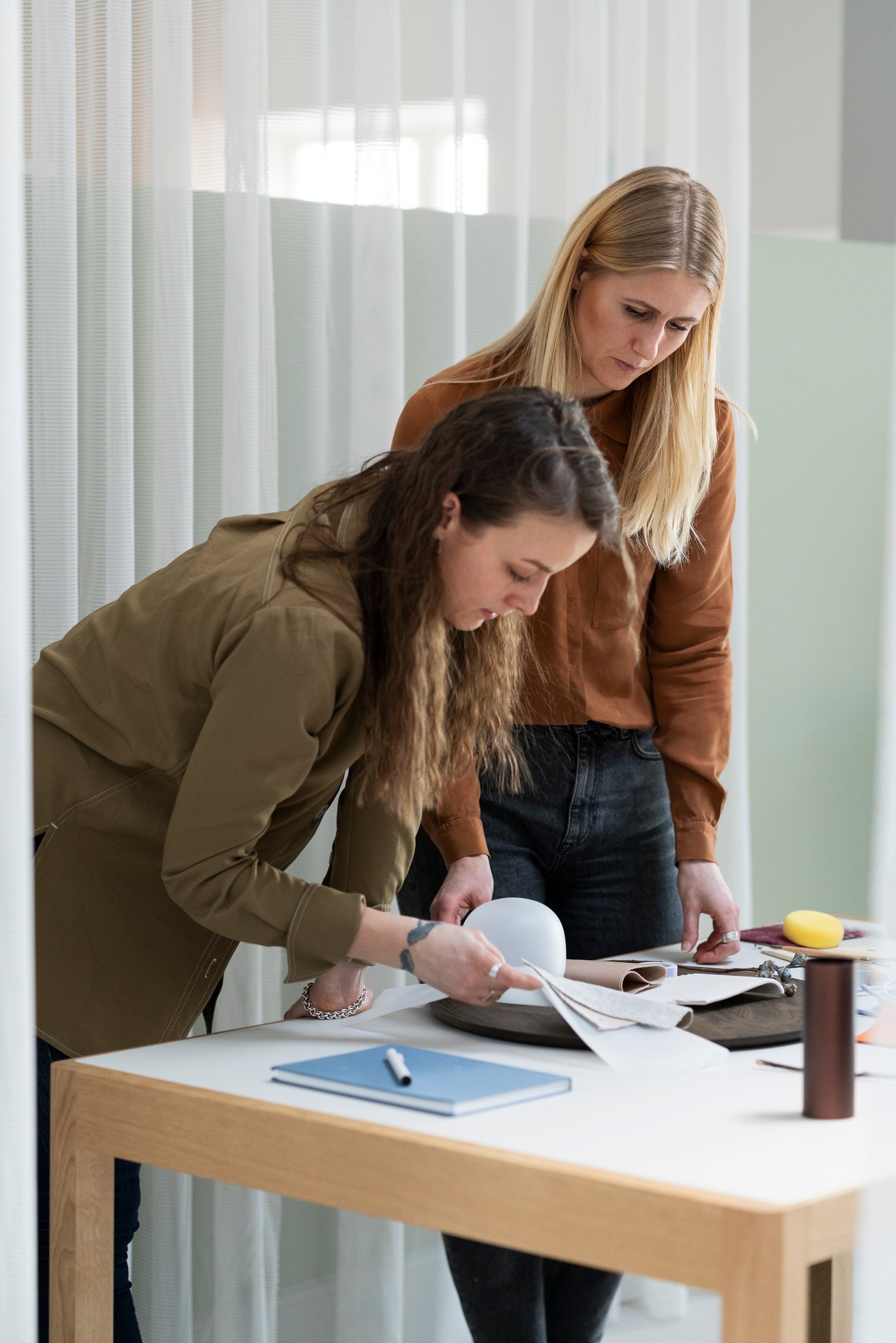 /cdn-cgi/image/width=1500,quality=85,format=auto/globalassets/content-media/images/about/copenhagen-hq-showroom/moodboard-workshop-muuto-2021-med-res-5.jpg