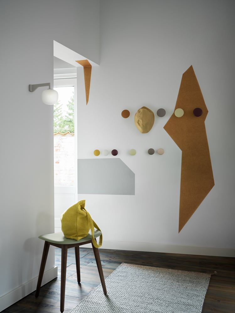 /cdn-cgi/image/width=1500,quality=85,format=auto/globalassets/content-media/images/accessories/hangers/fiber-stool-dusty-greenstained-dark-brown-rime-wall-lamp-dots-wood-ply-rug-blackwhite-34-roll-up-image.png