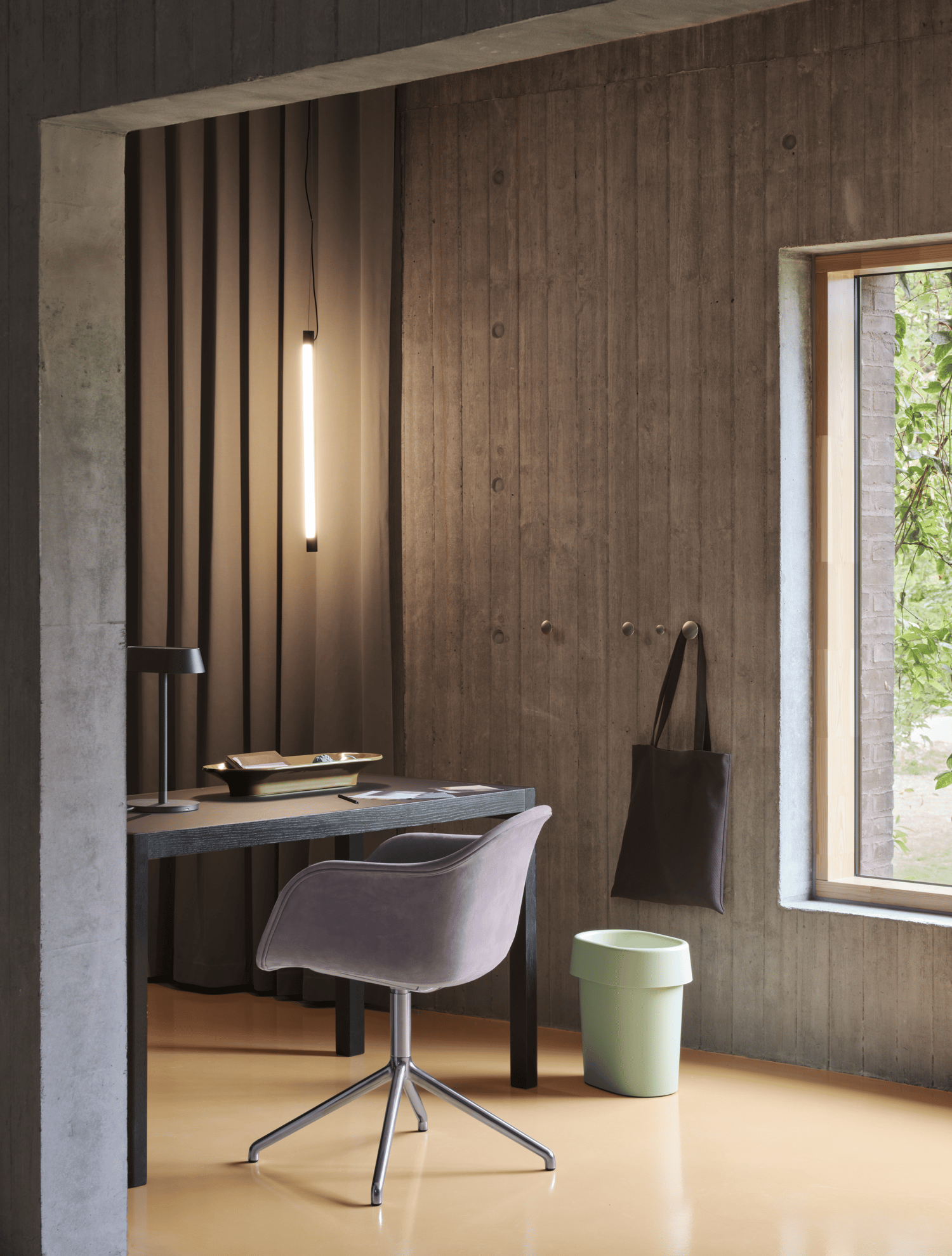/cdn-cgi/image/width=1500,quality=85,format=auto/globalassets/content-media/images/accessories/office/fine-suspension-lamp-60-black-fiber-armchair-allure-leather-lavender-workshop-table-130-black-reduce-light-green-mere-bowl-muuto-org.png
