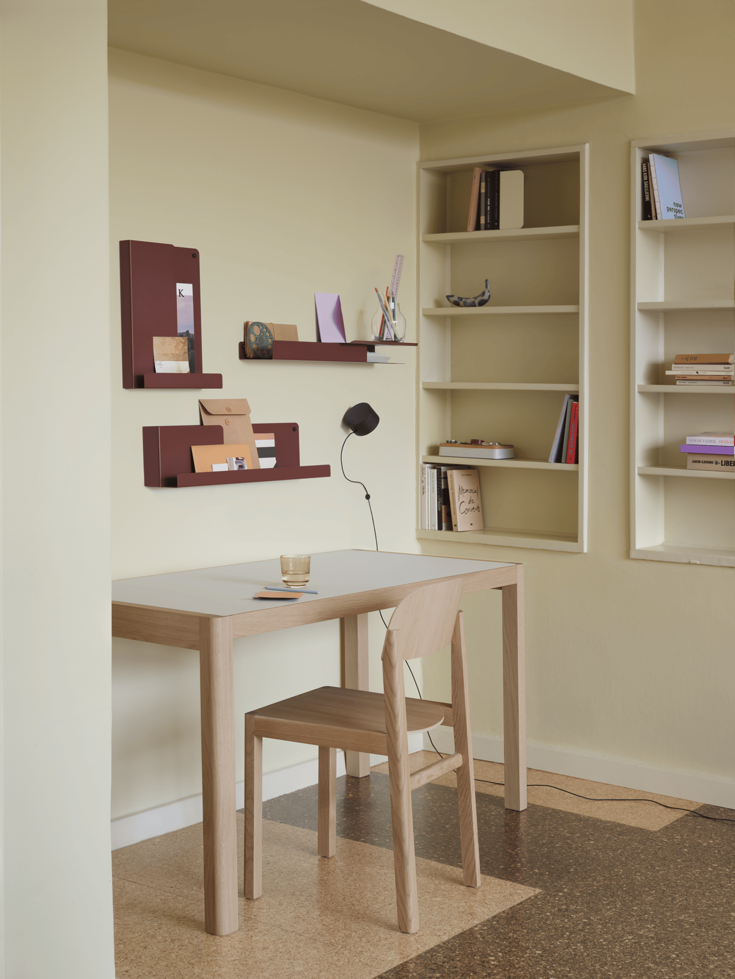/cdn-cgi/image/width=1500,quality=85,format=auto/globalassets/content-media/images/accessories/office/folded-shelves-deep-red-workshop-table-130-warm-grey-linoleum-oak-workshop-chair-post-wall-lamp-silent-11-clear-raise-muuto-org.png