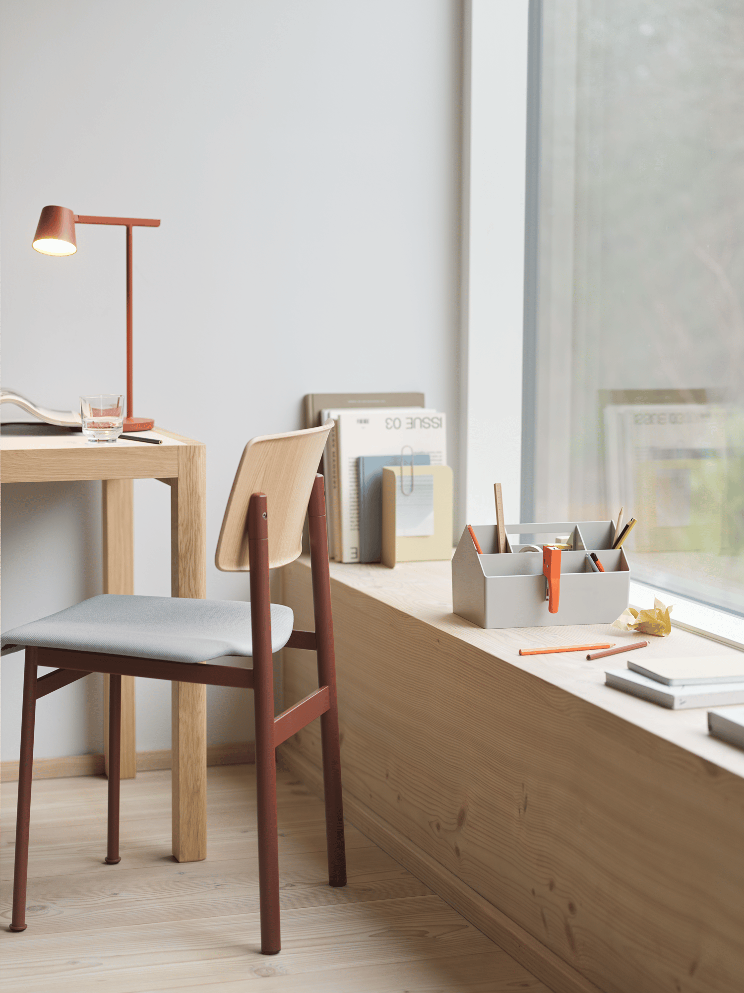 /cdn-cgi/image/width=1500,quality=85,format=auto/globalassets/content-media/images/accessories/office/sketch-toolbox-grey-loft-chair-oak-deep-red-steelcut-140-workshop-table-130-cm-oak-warm-grey-linoleum-tip-table-copper-brown-org.png