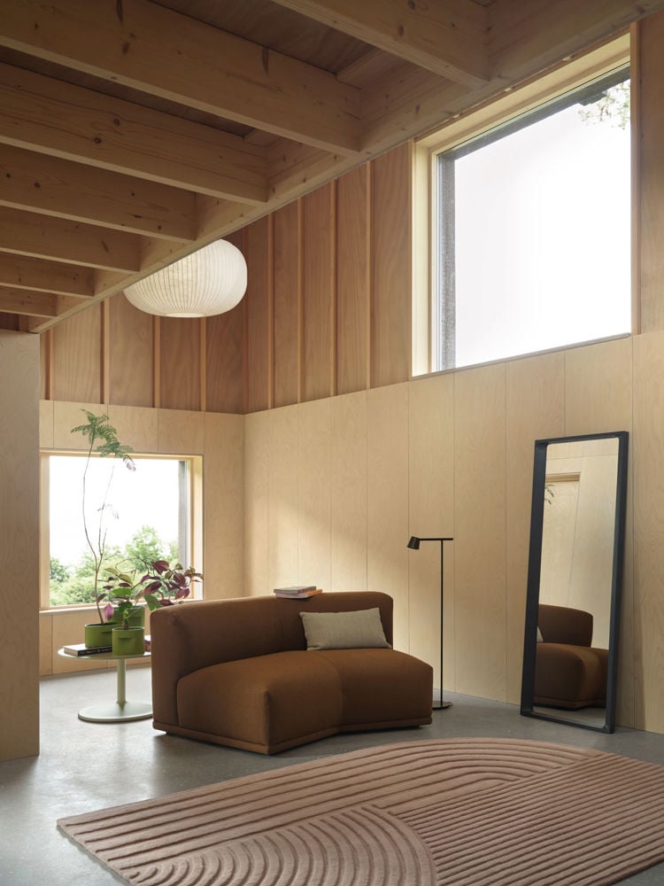 /cdn-cgi/image/width=1500,quality=85,format=auto/globalassets/content-media/images/accessories/rugs/arced-midnight-blue-relevo-rug-light-rose-ridge-planter-13-15-24-moss-green-connect-modular-sofa-acca-361-tip-muuto-low-res.jpg