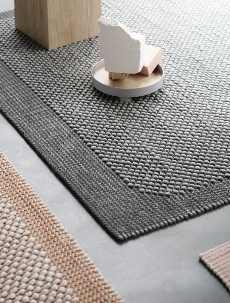 /cdn-cgi/image/width=1500,quality=85,format=auto/globalassets/content-media/images/accessories/rugs/pebble-pr-detail-platform-tray-muuto-org.png