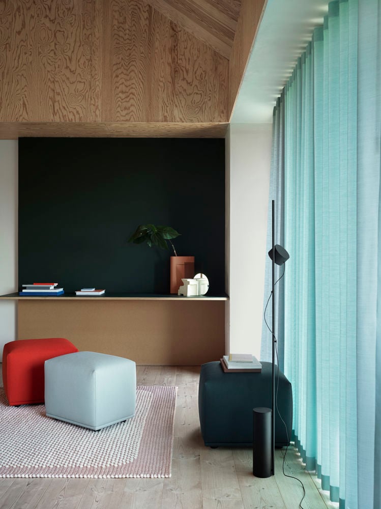 /cdn-cgi/image/width=1500,quality=85,format=auto/globalassets/content-media/images/ar/echo-pouf-vidar-542-forest-nap-912-forest-nap-992-post-floor-lamp-black-ridge-vase-terracotta-pebble-rug-rose-muuto-med-res.jpg