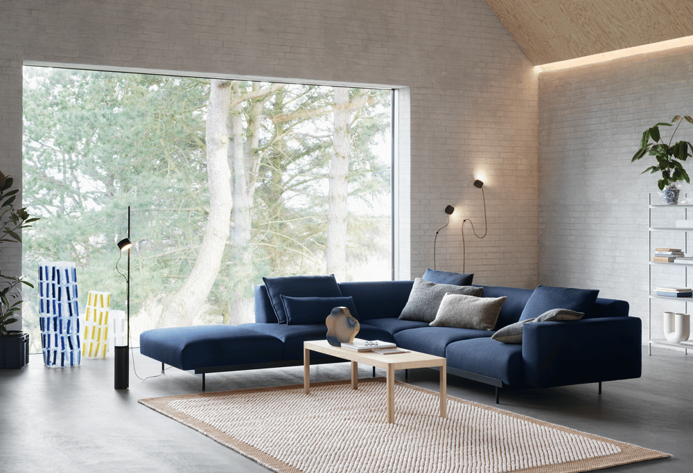 /cdn-cgi/image/width=1500,quality=85,format=auto/globalassets/content-media/images/ar/in-situ-corner-conf-2-vidar-554-pebble-orange-workshop-oak-post-lamp-muuto-landscape-org.png