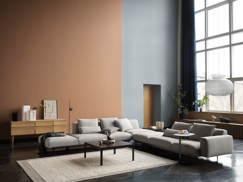 /cdn-cgi/image/width=1500,quality=85,format=auto/globalassets/content-media/images/ar/in-situ-corner-conf-9-clay-12-workshop-black-pebble-light-grey-reflect-180-oak-strand-pendant-muuto-org.png