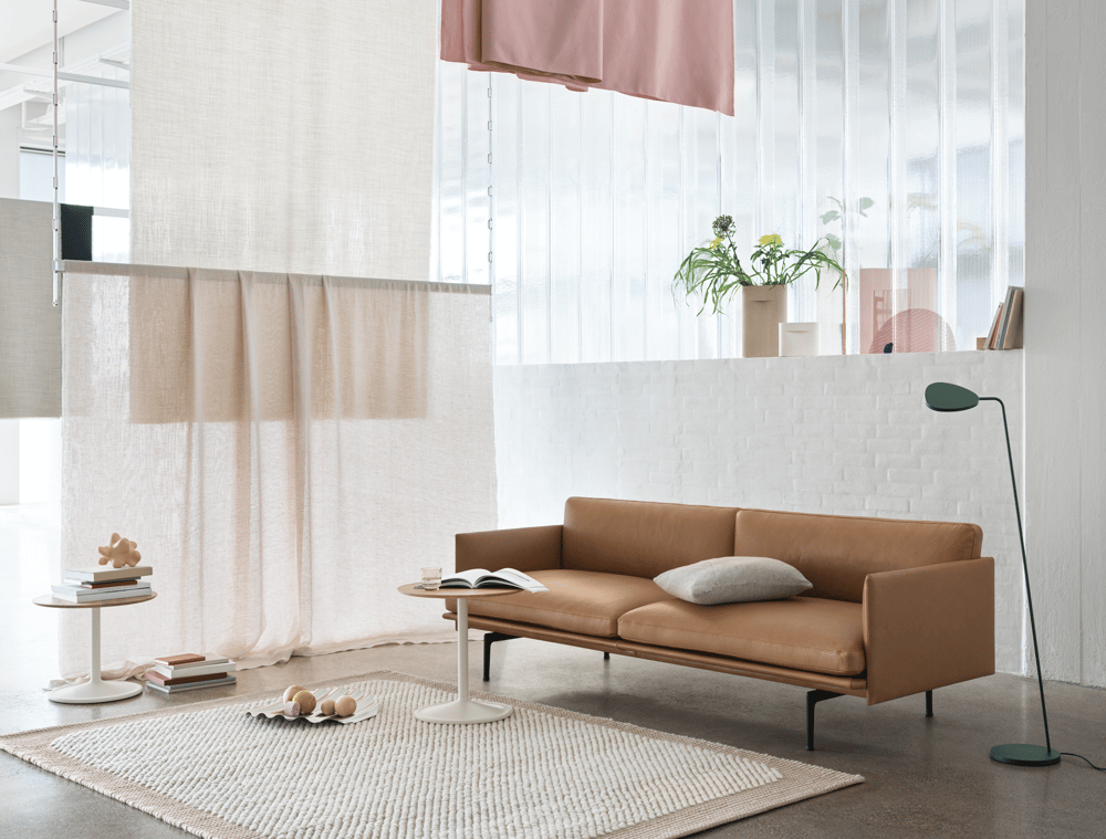 /cdn-cgi/image/width=1500,quality=85,format=auto/globalassets/content-media/images/ar/outline-3-seater-refine-cognac-black-soft-side-solid-oak-off-white-wave-tray-pebble-pale-rose-leaf-floor--ridge-layer-cushion-muuto-org_v2.png