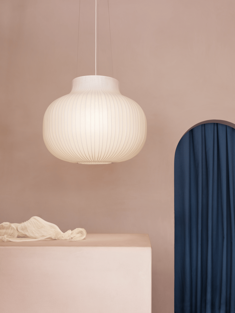 /cdn-cgi/image/width=1500,quality=85,format=auto/globalassets/content-media/images/designer/benjamin-hubert/strand-pendant-lamp-closed-80cm-muuto-org.png