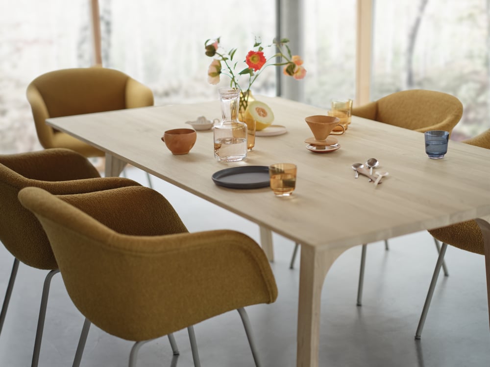 /cdn-cgi/image/width=1500,quality=85,format=auto/globalassets/content-media/images/family-list-page--fiber/earnest-extendable-table-205-oak-fiber-soft-tube-hearth-8-grey-raise-carafe-glass-clear-burnt-orange-dark-blue-muuto-org.png