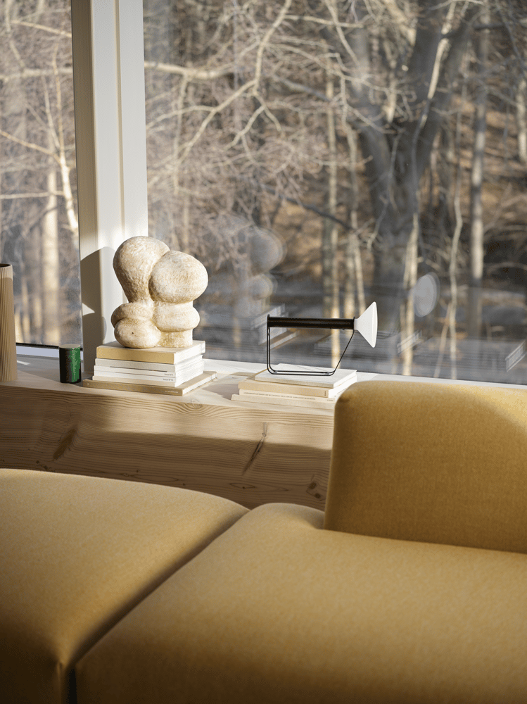 /cdn-cgi/image/width=1500,quality=85,format=auto/globalassets/content-media/images/materials/textiles/in-situ-sofa-hallingdal-407-piton-portable-lamp-black-org.png
