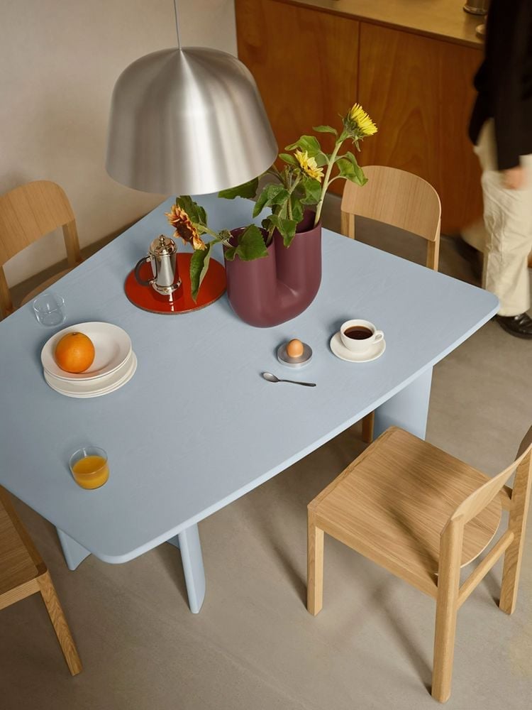 /cdn-cgi/image/width=1500,quality=85,format=auto/globalassets/content-media/images/neuroaesthetics/editorial-ambit-pendant-40-brushed-steel-re-norm-table-130-light-blue-workshop-chair-oak-kink-deep-red-low-res.jpg