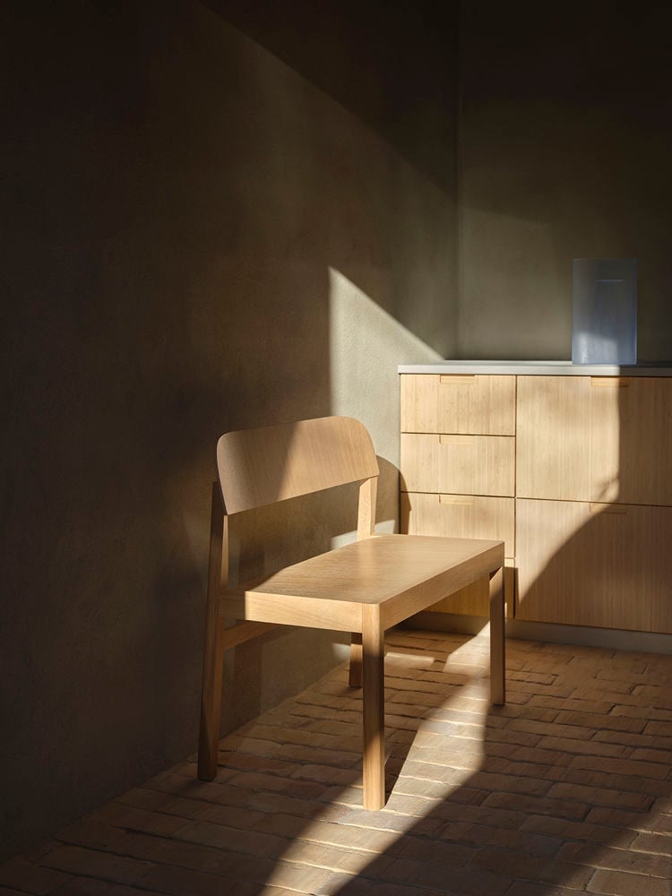 /cdn-cgi/image/width=1500,quality=85,format=auto/globalassets/content-media/images/neuroaesthetics/workshop-bench-oak-ridge-light-blue-frosted-glass-35-low-res.jpg