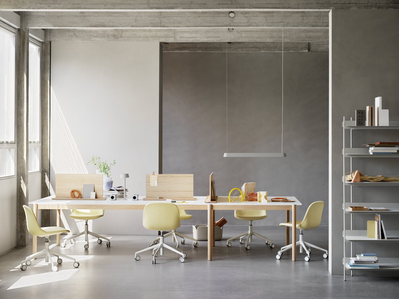 /cdn-cgi/image/width=1500,quality=85,format=auto/globalassets/content-media/images/plp/lighting/linear-system-modular-table-config-1-white-laminate-oak-fiber-side-swivel-castors-balder-432-linear-lamp-screens-compile-muuto-org.png