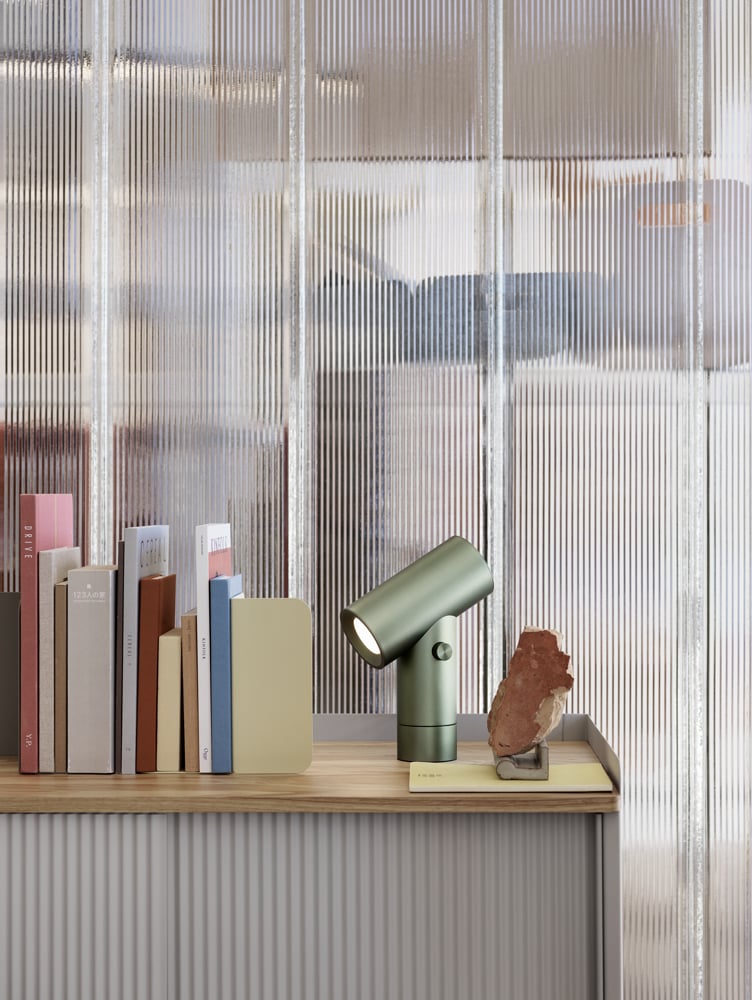 /cdn-cgi/image/width=1500,quality=85,format=auto/globalassets/content-media/images/plp/lighting/table-lamps/beam-enfold-compile_bookend-muuto-org.png