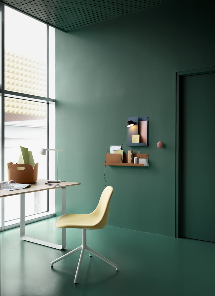 /cdn-cgi/image/width=1500,quality=85,format=auto/globalassets/content-media/images/plp/lighting/wall-lamps/fiber-side-chair-swivel-balder-432-white-70-70-table-tip-lamp-folded-shelves-post-wall-lamp-muuto-org.png