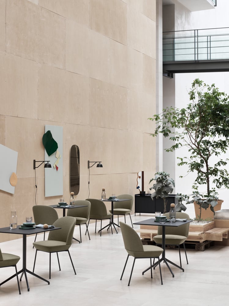 /cdn-cgi/image/width=1500,quality=85,format=auto/globalassets/content-media/images/plp/lighting/wall-lamps/oslo-side-chair-ocean-21-anthracite-black-still-cafe-table-black-ambit-wall-black-enfold-muuto-org.png