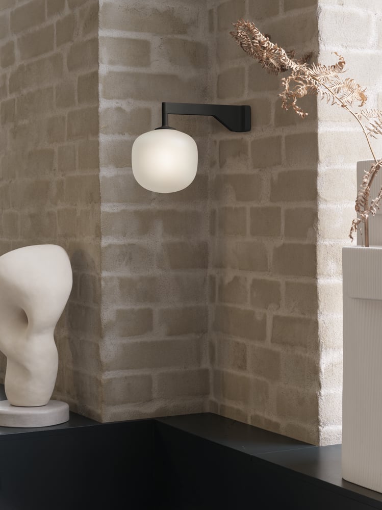 /cdn-cgi/image/width=1500,quality=85,format=auto/globalassets/content-media/images/plp/lighting/wall-lamps/rime-wall-lamp-black-ridge-vase-off-white-muuto-org.png