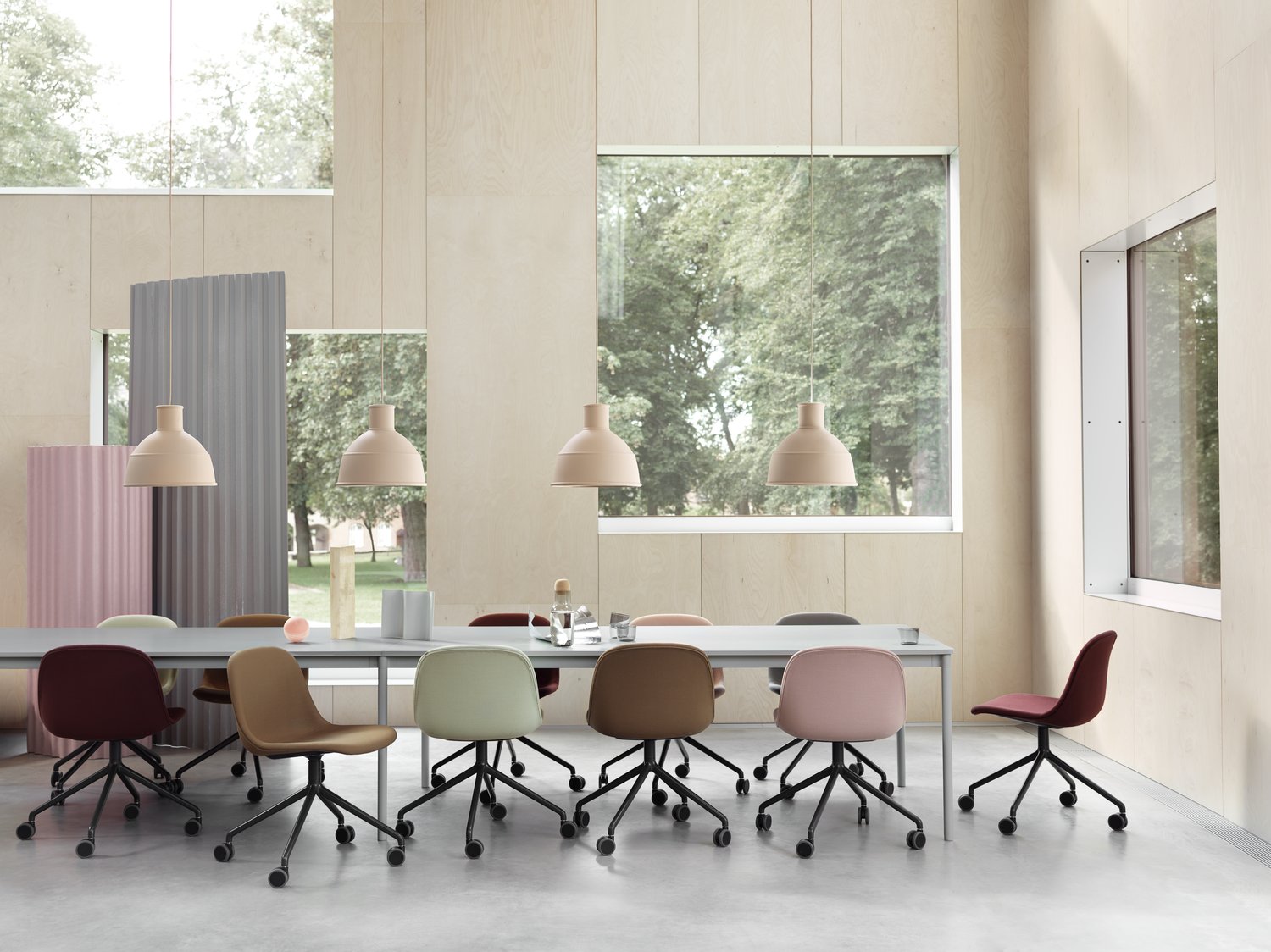/cdn-cgi/image/width=1500,quality=85,format=auto/globalassets/content-media/images/plp/seating/office-chairs/fiber-side-steelcut-castors-base-table-440cm-white-unfold-nude-corky.png