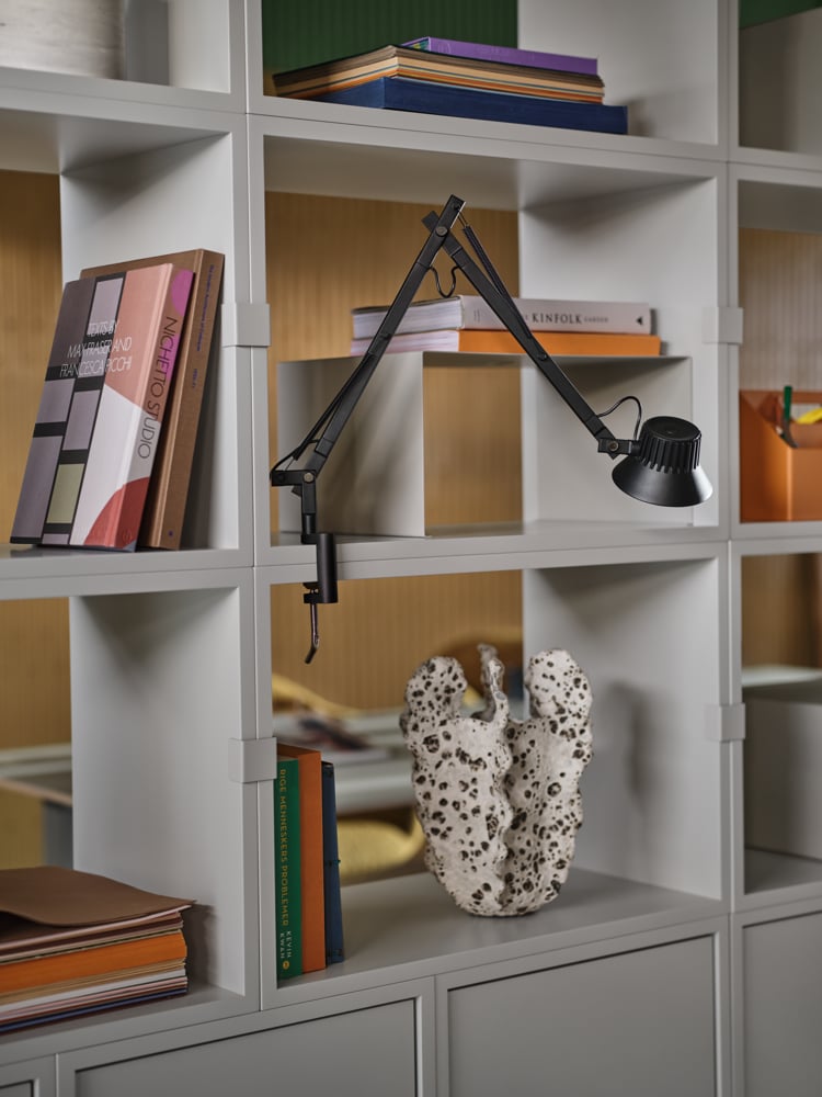 /cdn-cgi/image/width=1500,quality=85,format=auto/globalassets/content-media/images/plp/storage/bookcases/dedicate-s2-black-clamp-stacked-office-2-grey-muuto-org.png