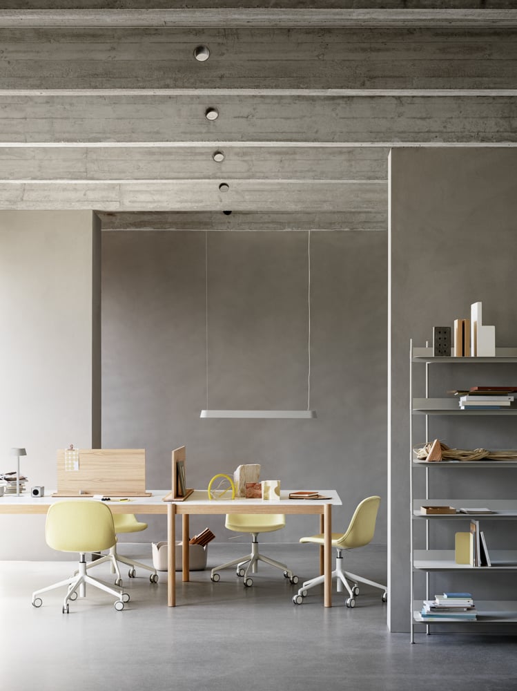 /cdn-cgi/image/width=1500,quality=85,format=auto/globalassets/content-media/images/plp/storage/modular-storage/linear-system-modular-table-config-1-white-laminate-oak-fiber-side-swivel-castors-balder-432-linear-lamp-screens-compile-v2-muuto-org.png