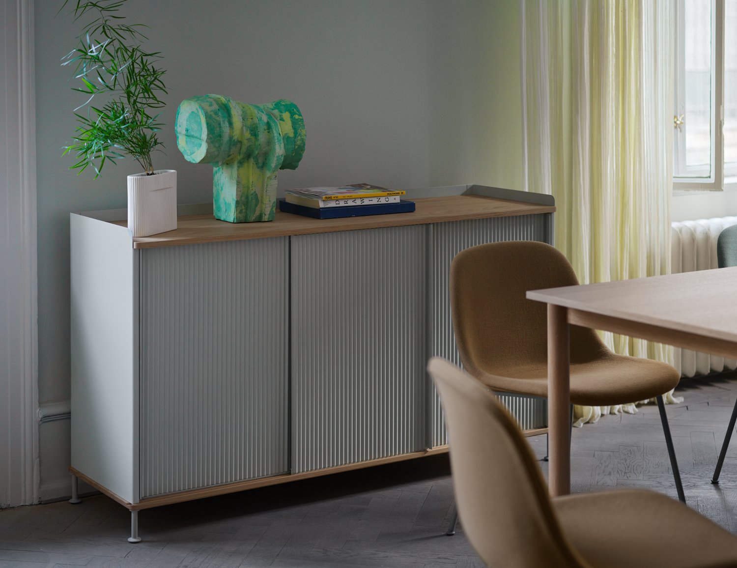 /cdn-cgi/image/width=1500,quality=85,format=auto/globalassets/content-media/images/plp/storage/office-storage/enfold-sideboard-148x45-h85-oak-grey-ridge-vase-fiber-side-tube-grey-hallingdal-224-fiord-721-linear-table-oak-muuto-org.png