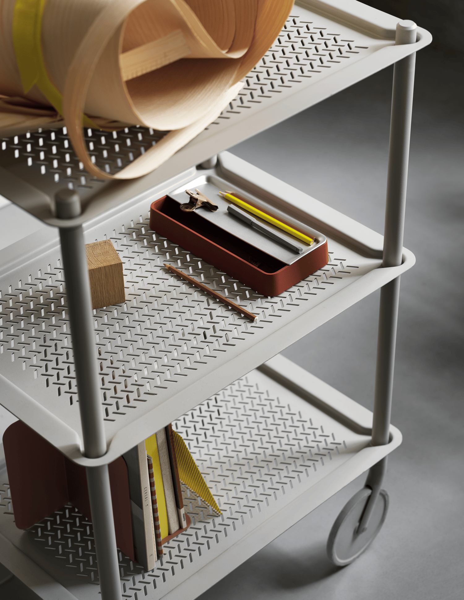 /cdn-cgi/image/width=1500,quality=85,format=auto/globalassets/content-media/images/plp/storage/office-storage/flow-trolley-3-layer-grey-arrange-copper-brown-muuto-org.png