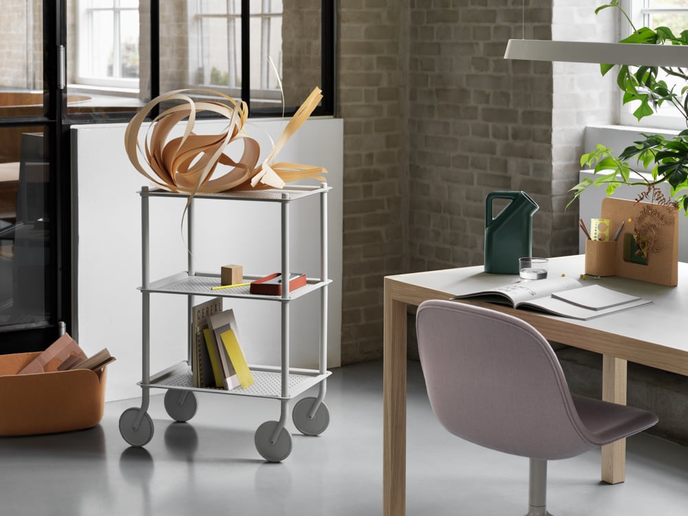 /cdn-cgi/image/width=1500,quality=85,format=auto/globalassets/content-media/images/plp/storage/office-storage/flow-trolley-3-layer-grey-workshop-table-fiber-side-swivel-grey-twill-weave-620-story-pinboard-linear-pendant-v2-muuto-2.png