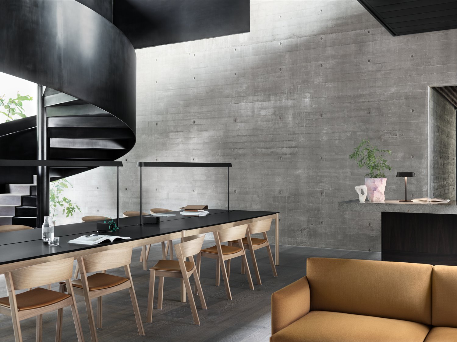 /cdn-cgi/image/width=1500,quality=85,format=auto/globalassets/content-media/images/plp/tables/table-systems/linear-system-table-config-2-black-mounted-lamps-table-lamp-cover-side-chair-oak-cognac-leather-outline-studio-sofa-vidar-472-muuto-org.png