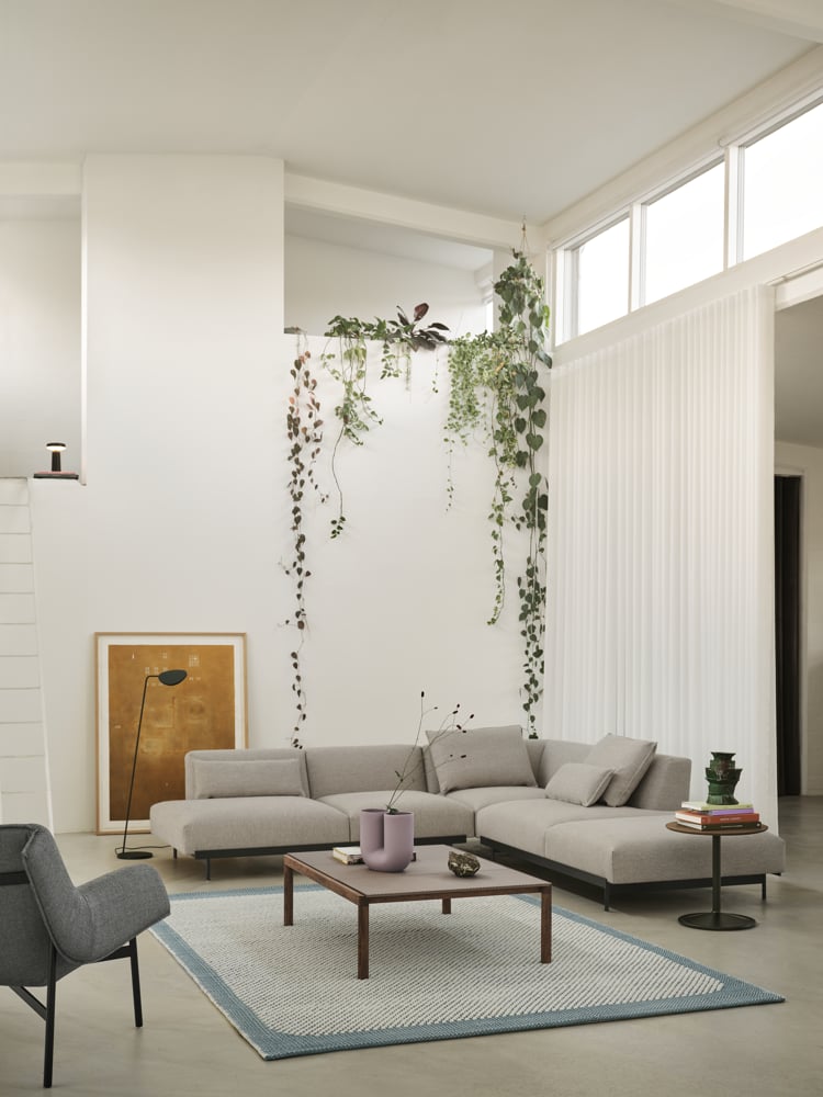 in-situ-corner-config-4-clay-12-pebble-200x300-pale-blue-couple-coffee-table-120x84x35-2-plain-1-wavy-taupe-dark-oiled-oak-wrap-lounge-sabi-151-black-muuto-org
