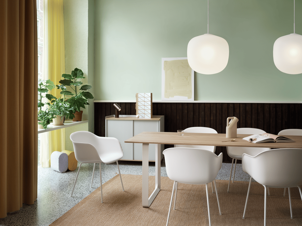 /cdn-cgi/image/width=1500,quality=85,format=auto/globalassets/content-media/images/products/shop-by-family/fiber-chair-family/slider/70-70-solid-oak-fiber-arm-tube-white-rime-pendant-white-ply-burnt-orange-enfold-grey-beam-muuto-org.png