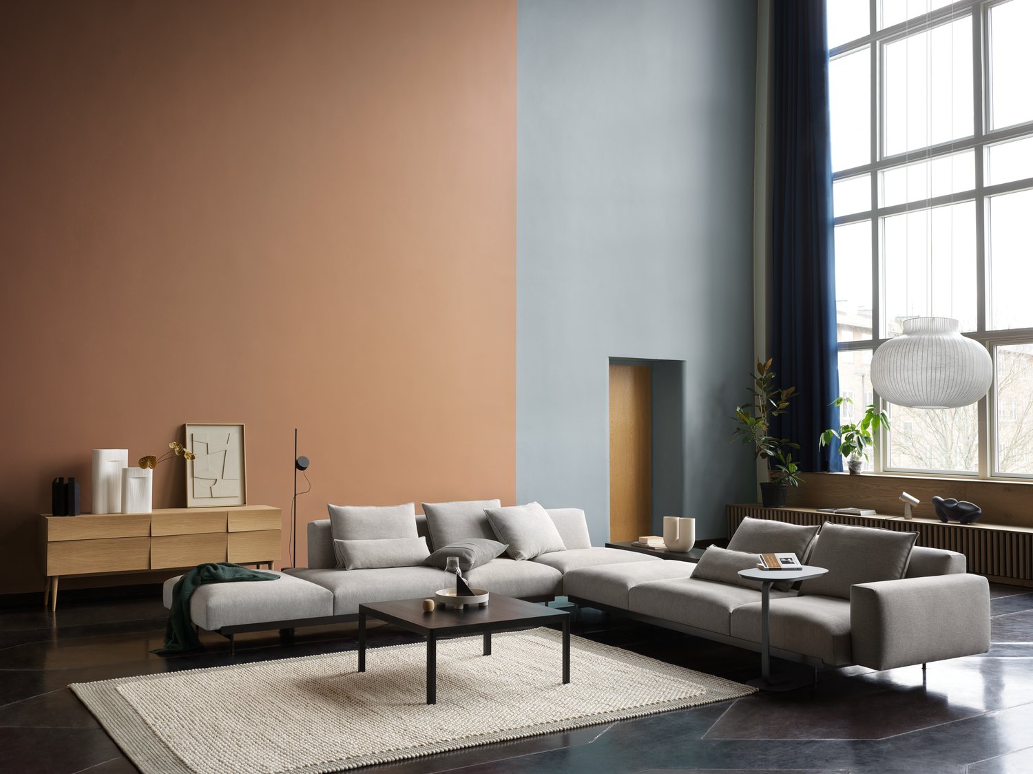 /cdn-cgi/image/width=1500,quality=85,format=auto/globalassets/content-media/images/products/shop-by-family/in-situ-modular-sofa/slider/in-situ-corner-conf-9-clay-12-workshop-black-pebble-light-grey-reflect-180-oak-strand-pendant-muuto-org.png