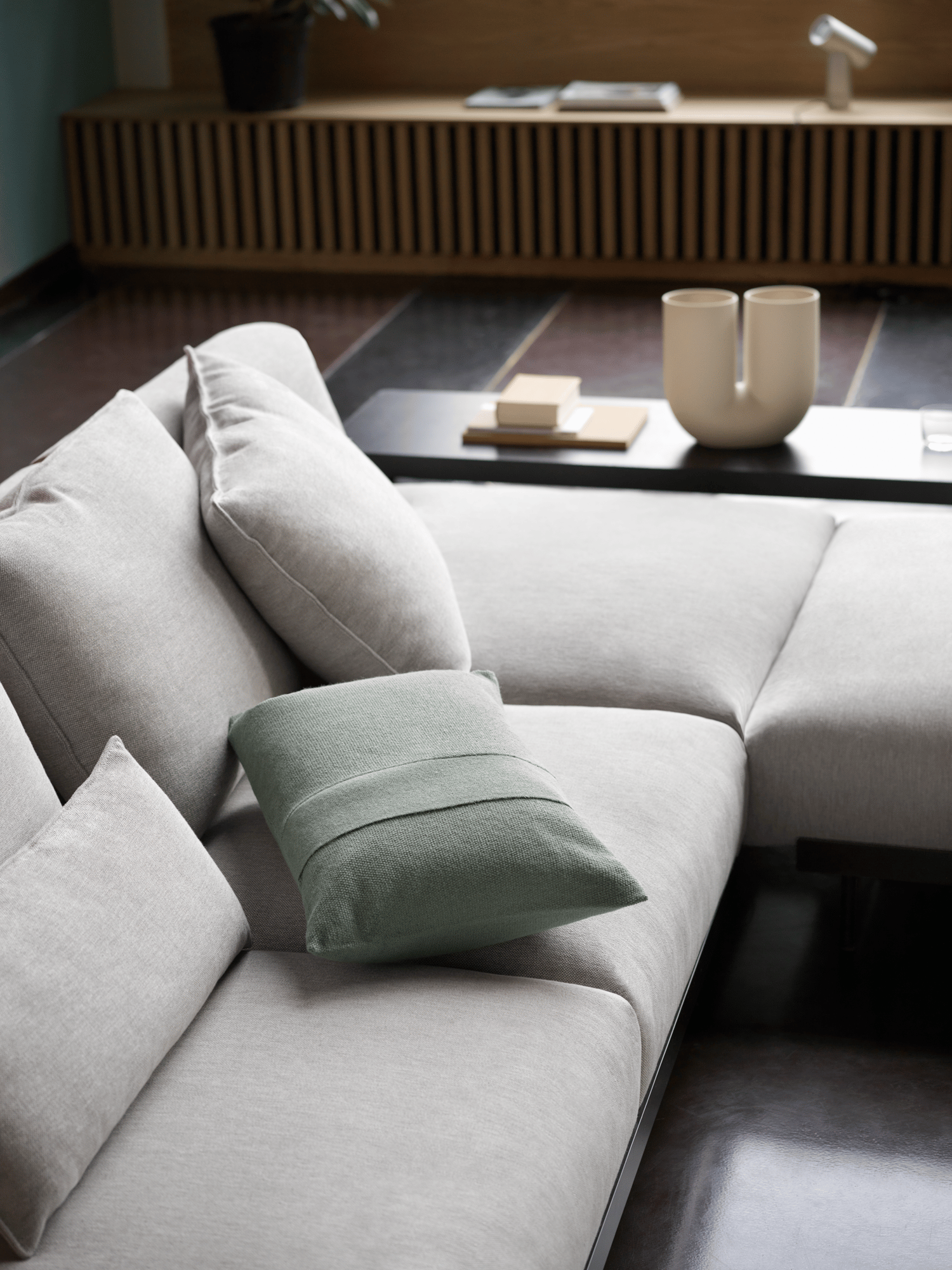 /cdn-cgi/image/width=1500,quality=85,format=auto/globalassets/content-media/images/products/shop-by-family/in-situ-modular-sofa/slider/in-situ-sofa-clay-12-layer-sage-green-kink-vase-muuto-org.png