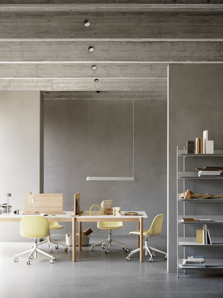 /cdn-cgi/image/width=1500,quality=85,format=auto/globalassets/content-media/images/products/shop-by-family/linear-system/linear-system-modular-table-config-1-white-laminate-oak-fiber-side-swivel-castors-balder-432-linear-lamp-screens-compile-v2-muuto-org.png