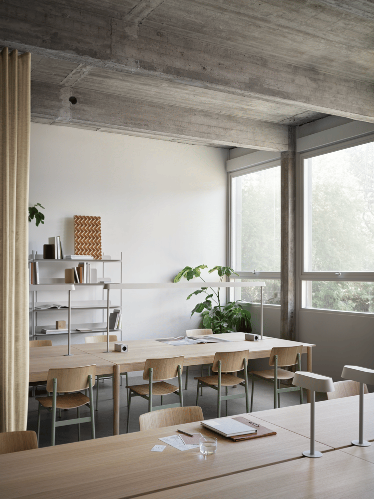/cdn-cgi/image/width=1500,quality=85,format=auto/globalassets/content-media/images/products/shop-by-family/linear-system/linear-system-modular-table-config-2-oak-loft-chair-dusty-green-linear-mounted-lamp-grey-compile-config-8-grey-v2-muuto-org.png