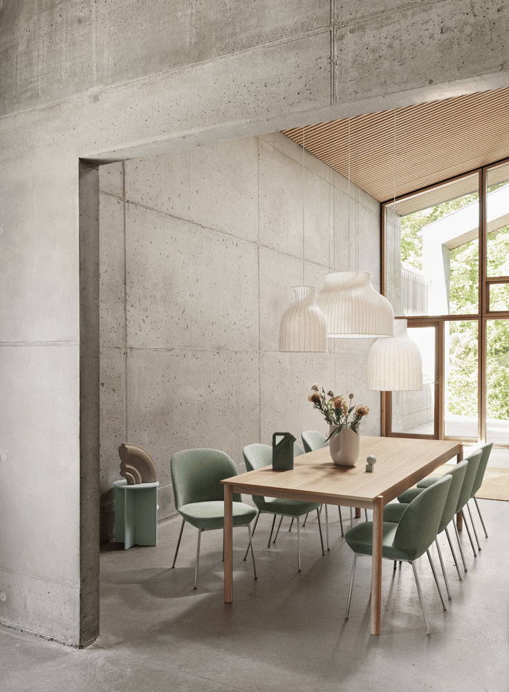 /cdn-cgi/image/width=1500,quality=85,format=auto/globalassets/content-media/images/products/shop-by-family/oslo-family/linear-wood-oak-table-oslo-side-chair-still-941-chrome-strand-pendant-lamp-halves-table-ply-rug-muuto-org.png