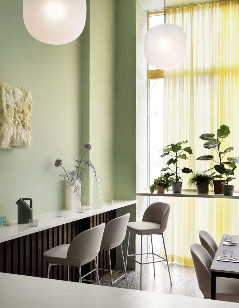 /cdn-cgi/image/width=1500,quality=85,format=auto/globalassets/content-media/images/products/shop-by-family/oslo-family/oslo-bar-stool-ocean-32-chrome-rime-pendant-black-ridge-vase-tub-jug-muuto-org.png