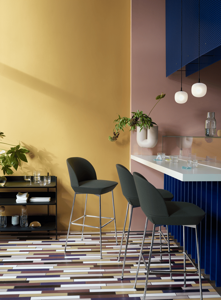 /cdn-cgi/image/width=1500,quality=85,format=auto/globalassets/content-media/images/products/shop-by-family/oslo-family/oslo-bar-stool-twill-weave-990-chrome-rime-pendant-black-kink-compile-muuto-org.jpg-1.png