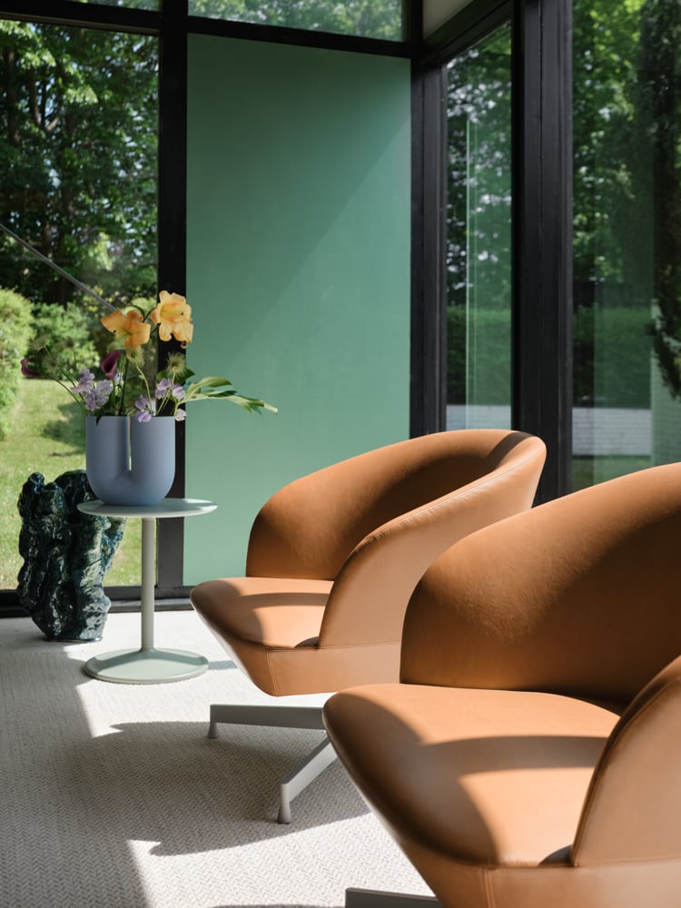 /cdn-cgi/image/width=1500,quality=85,format=auto/globalassets/content-media/images/products/shop-by-family/oslo-family/oslo-lounge-chair-refine-leather-cognac-grey-swivel-ply-light-rose-soft-side-dusty-green-muuto-org.png