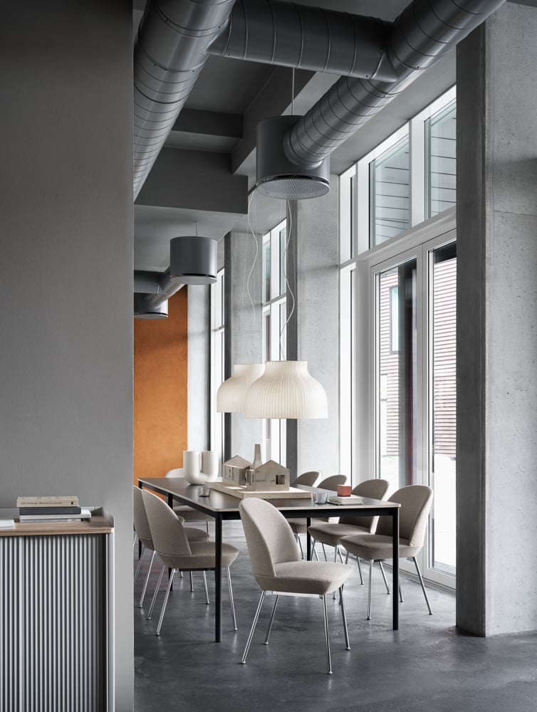 /cdn-cgi/image/width=1500,quality=85,format=auto/globalassets/content-media/images/products/shop-by-family/oslo-family/oslo-side-chair-ocean-32-chrome-base-table-black-plywood-strand-pendant-lamp-enfold-sideboard-muuto-org.png
