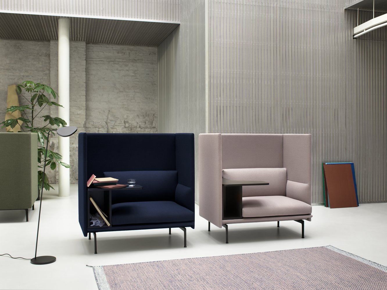 /cdn-cgi/image/width=1500,quality=85,format=auto/globalassets/content-media/images/products/sofas/highback/outline-highback-work-vidar-554-143-fiord-961-ply-rug-leaf-lamp-muuto-org.png
