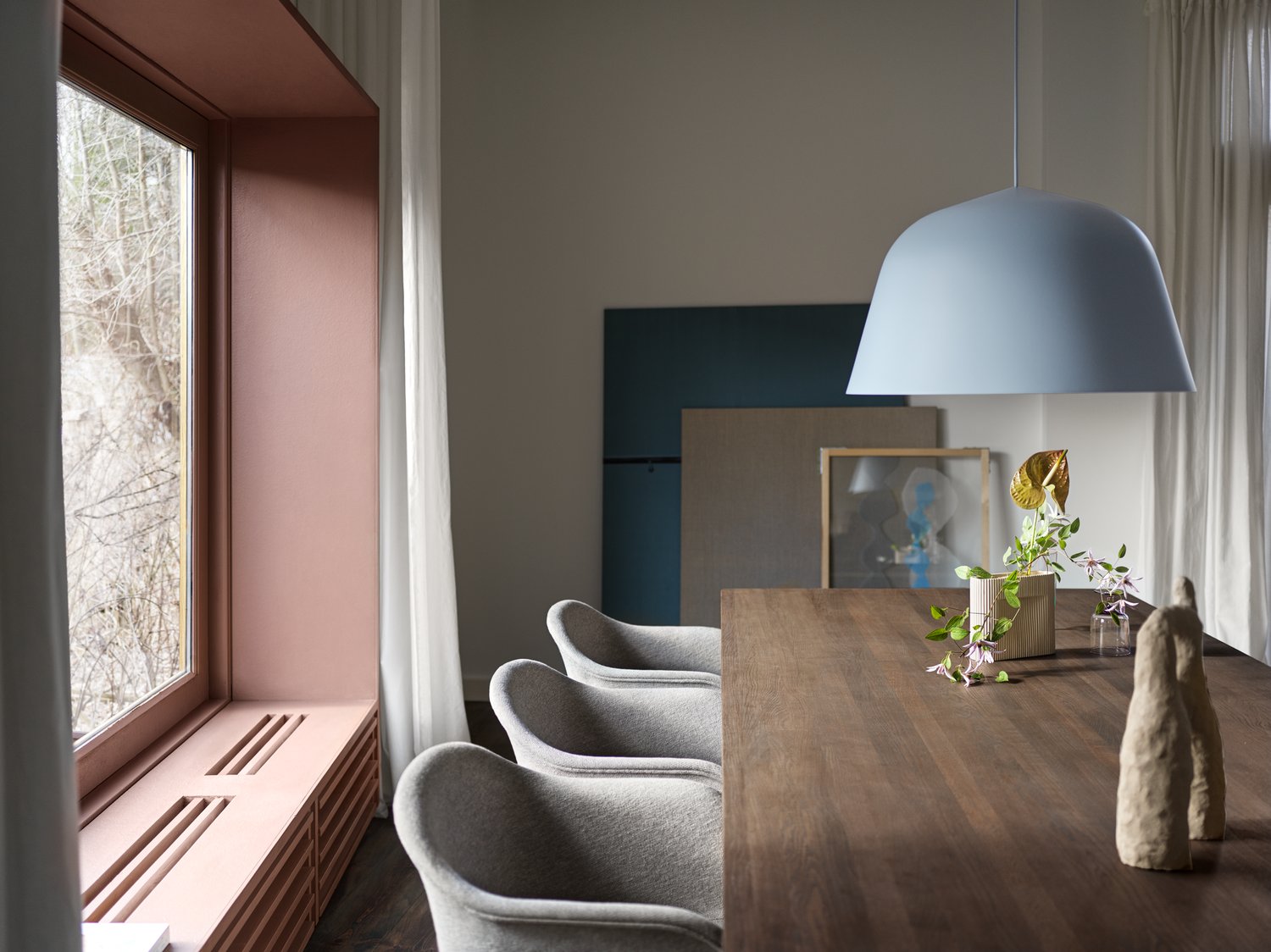 /cdn-cgi/image/width=1500,quality=85,format=auto/globalassets/content-media/images/stories/color-story-dark-tones/ambit-o55-light-blue-7070-smoked-oak-fiber-armchair-clay-12-ridge-vase-wide-54-image.png